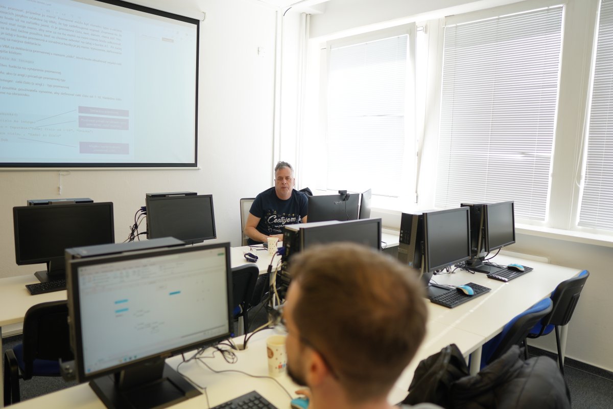 Priebeh kurzu Excel VBA - učebňa s počítačmi a projekciou na tabuli