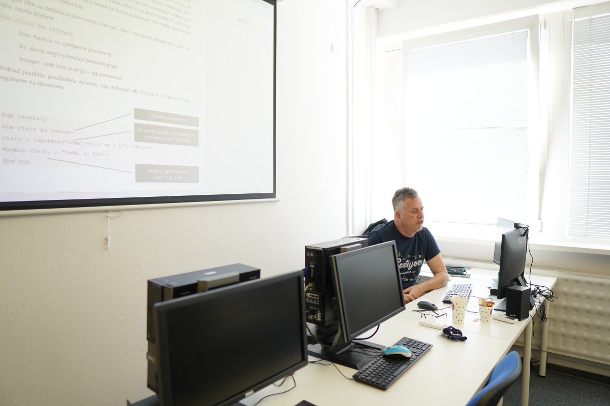 Priebeh kurzu Excel VBA - výuka programovania makier na projektore