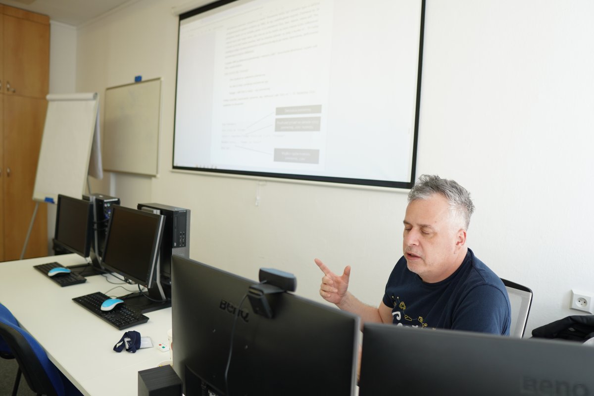 Priebeh kurzu Excel VBA - učebňa s počítačmi a priesvitkou na projektorе