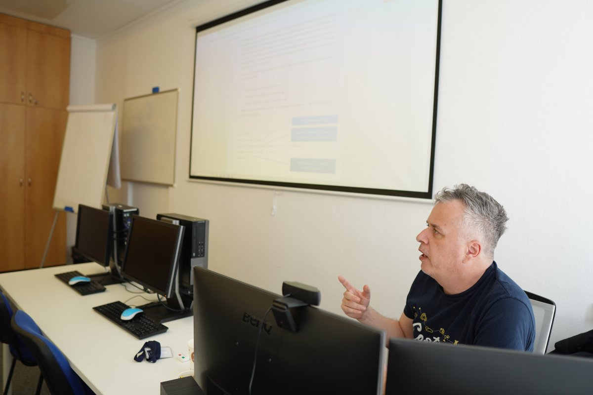 Priebeh kurzu Excel VBA - učebňa s projektorm a počítačmi
