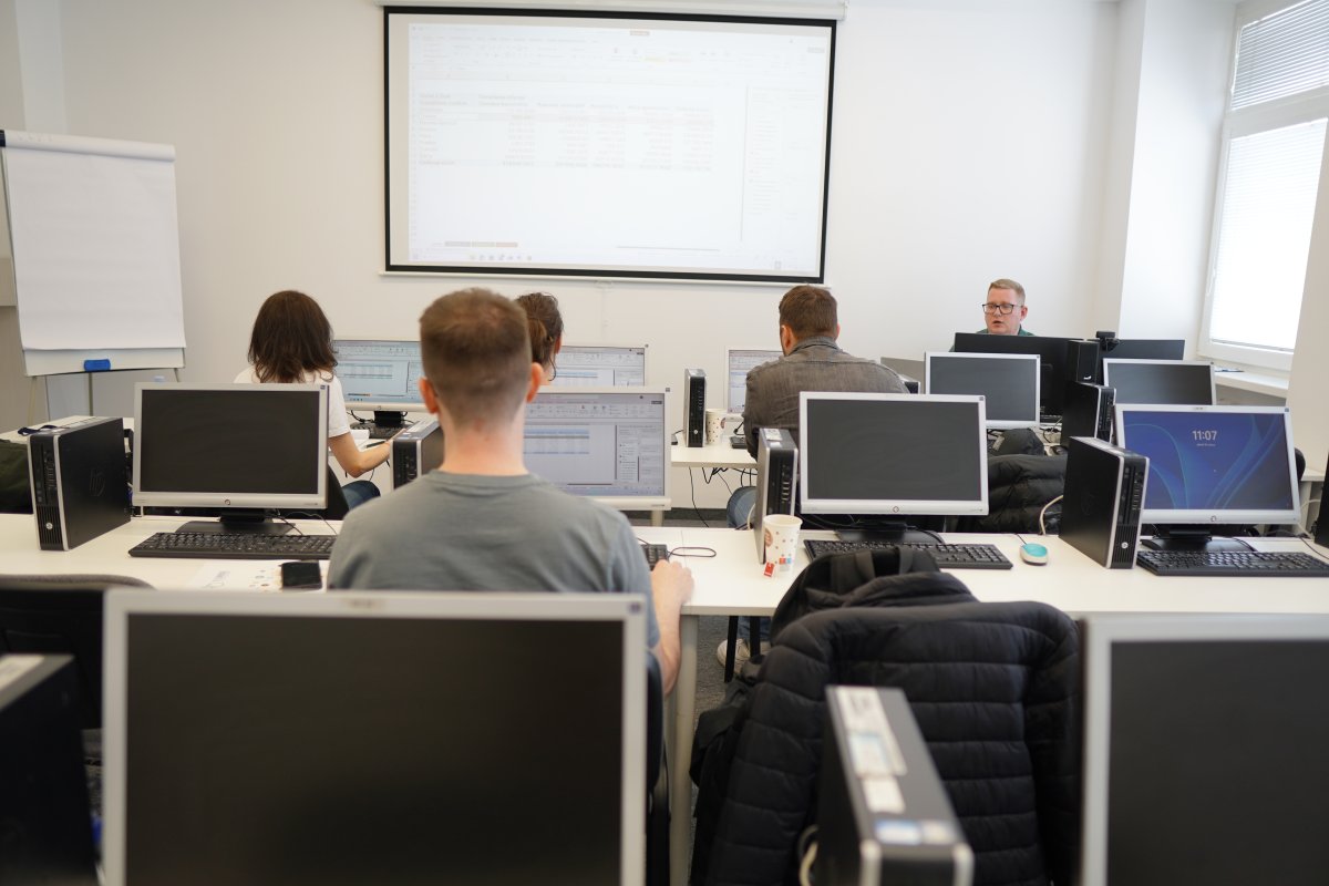 Priebeh kurzu Excel business - učebňa s počítačmi a projektorom