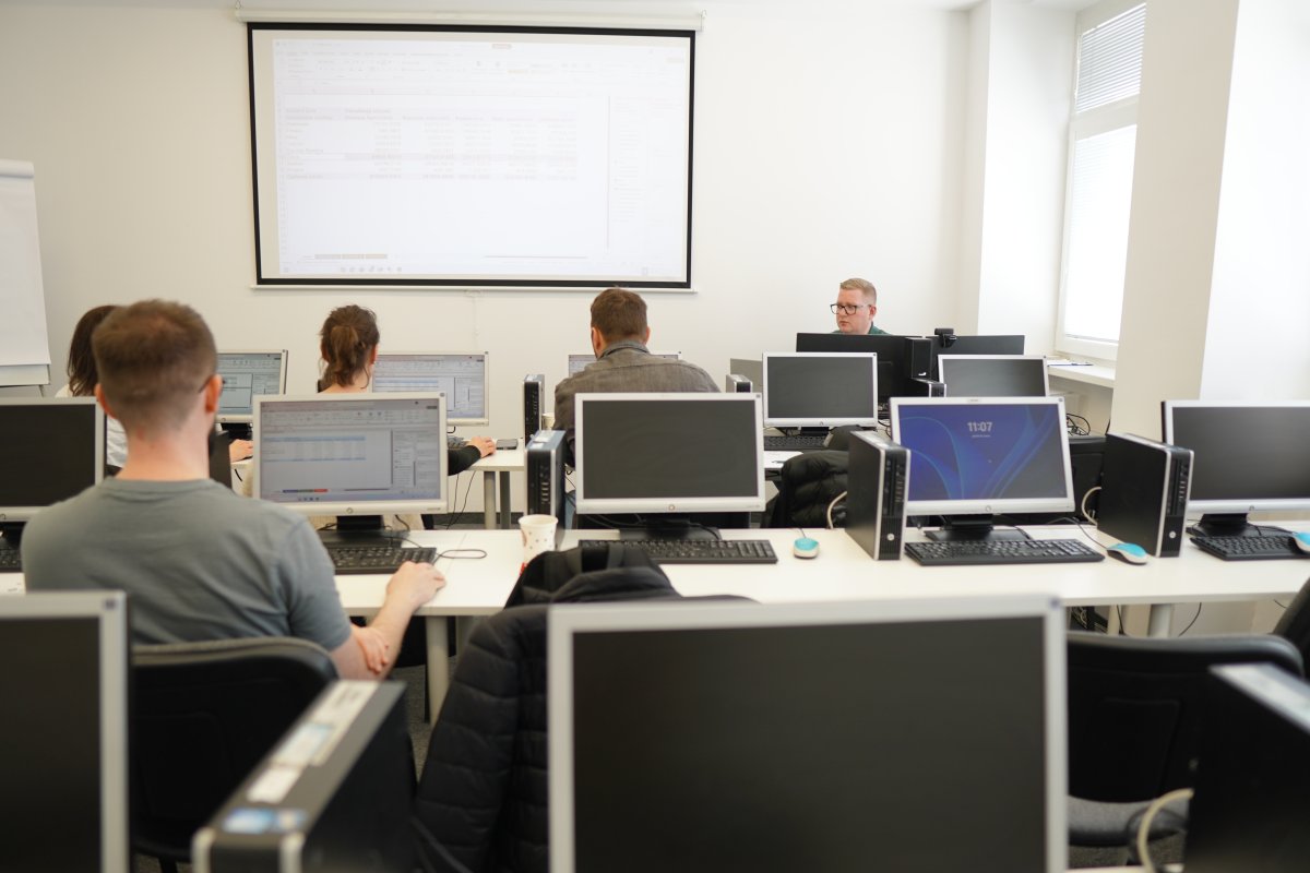 Priebeh kurzu Excel business - učebňa s počítačmi a projekciou