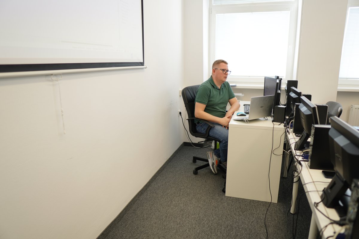Priebeh kurzu Excel business - učebňa s počítačmi a projektrom