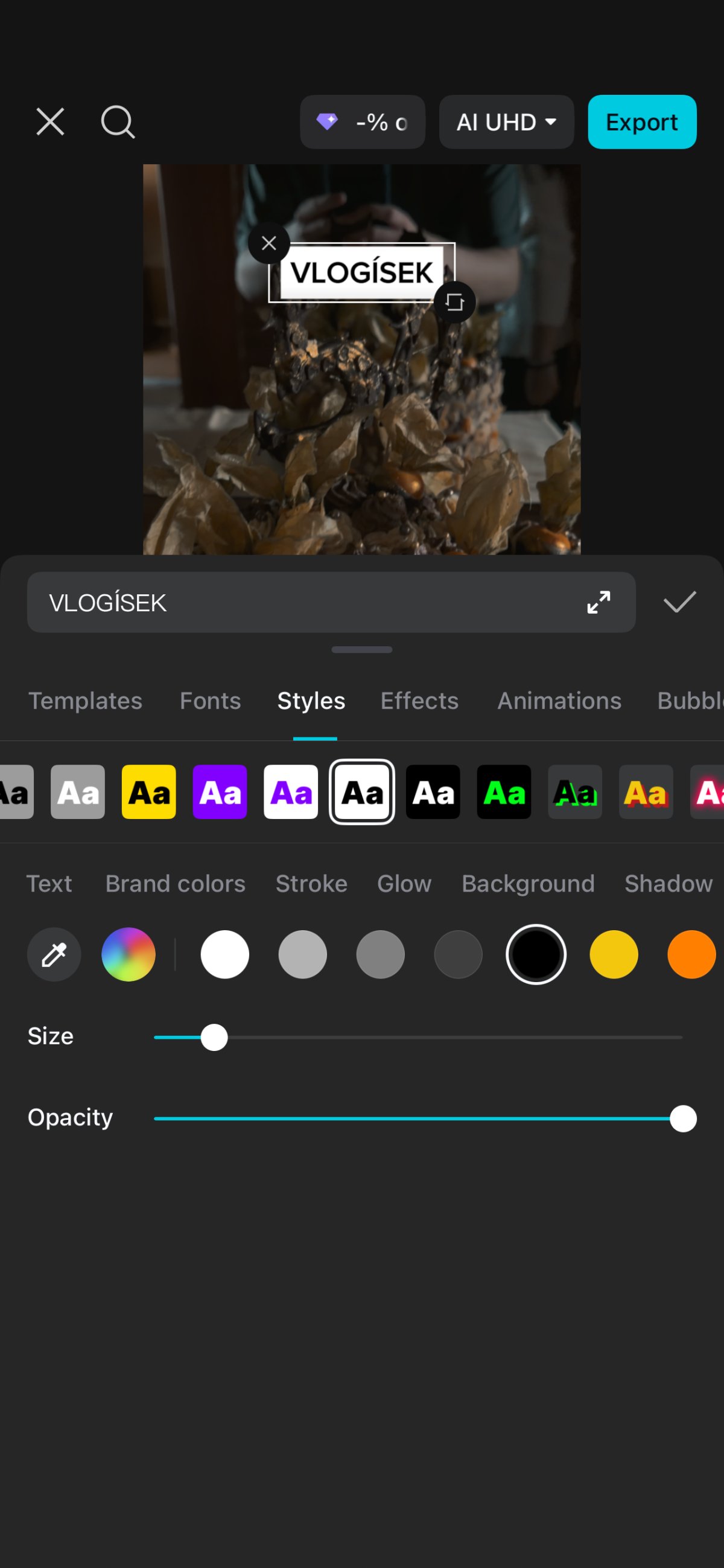 Editor videa CapCut s textovým efektom "VLOGÍSEK" a panelom na úpravu štýlov textu, farieb a opacity