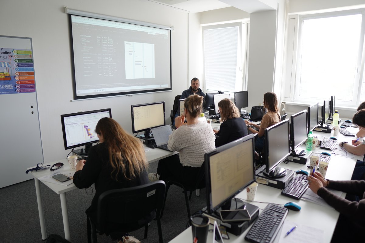 Priebeh kurzu Projektové riadenie - učebňa s počítačmi a premietanou prezentáciou
