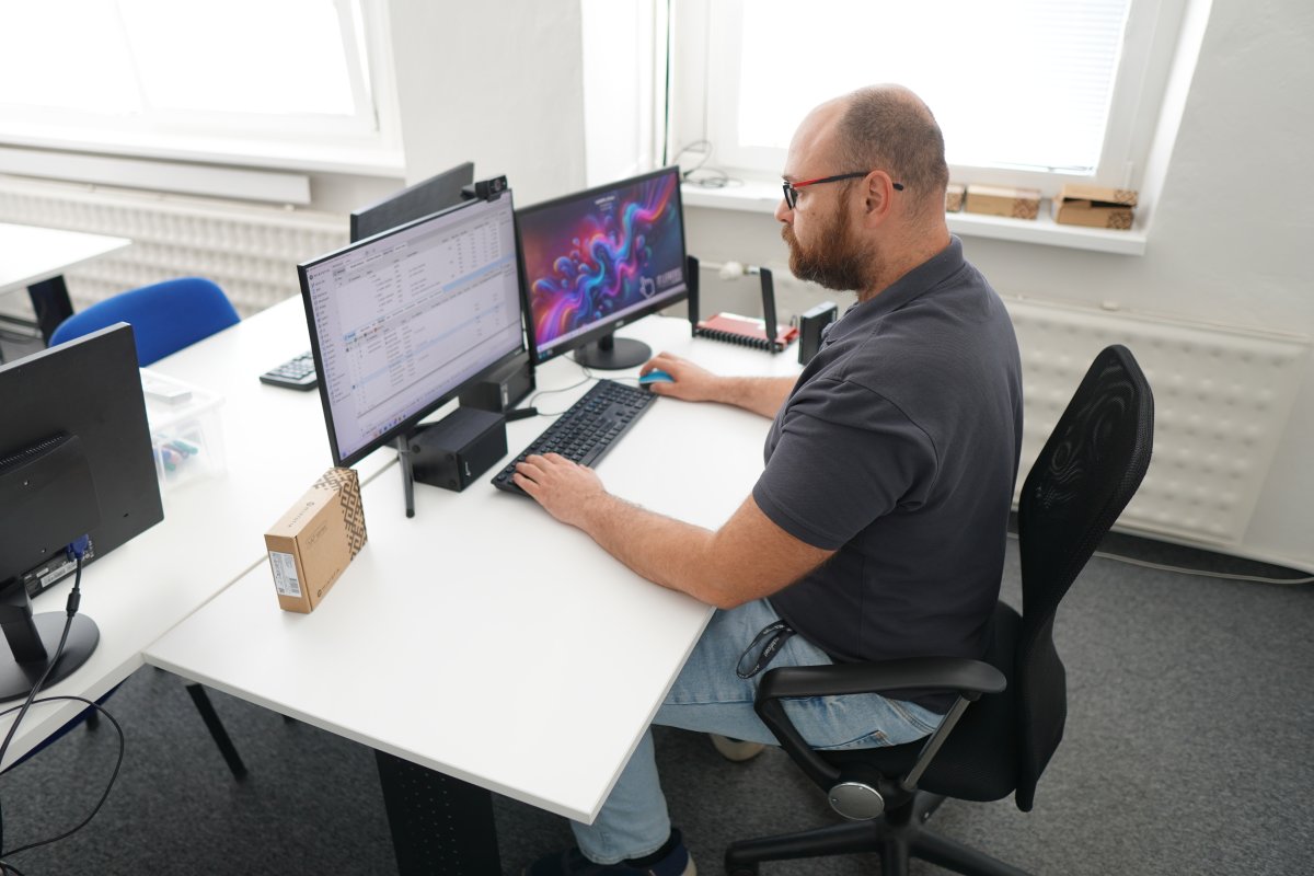 Priebeh kurzu MikroTik MTCTCE - práca s firewall pravidlami a sieťovými službami DNS, DHCP na počítačoch s dual monitorom v učebni