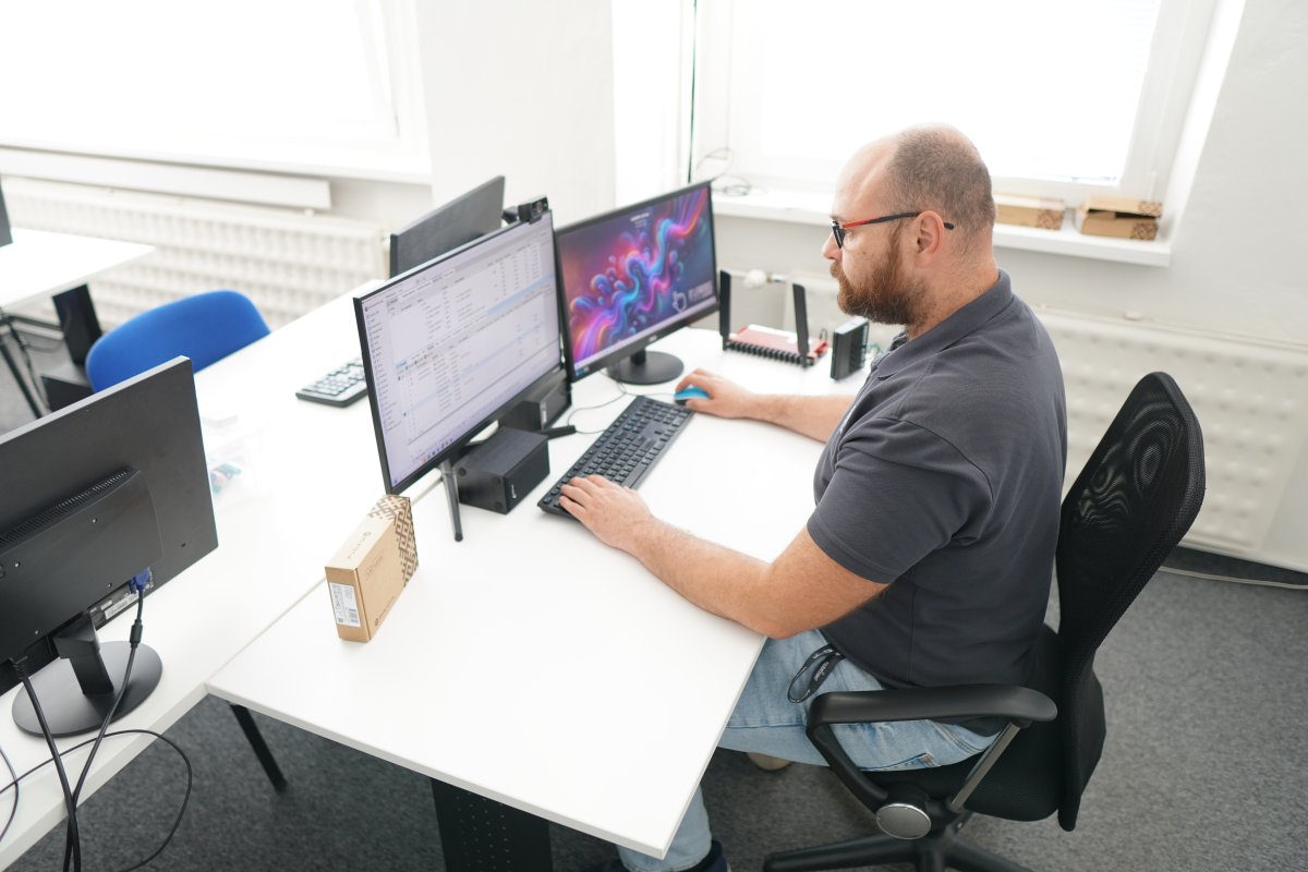 Priebeh kurzu MikroTik MTCTCE v učebni s počítačom a monitormi
