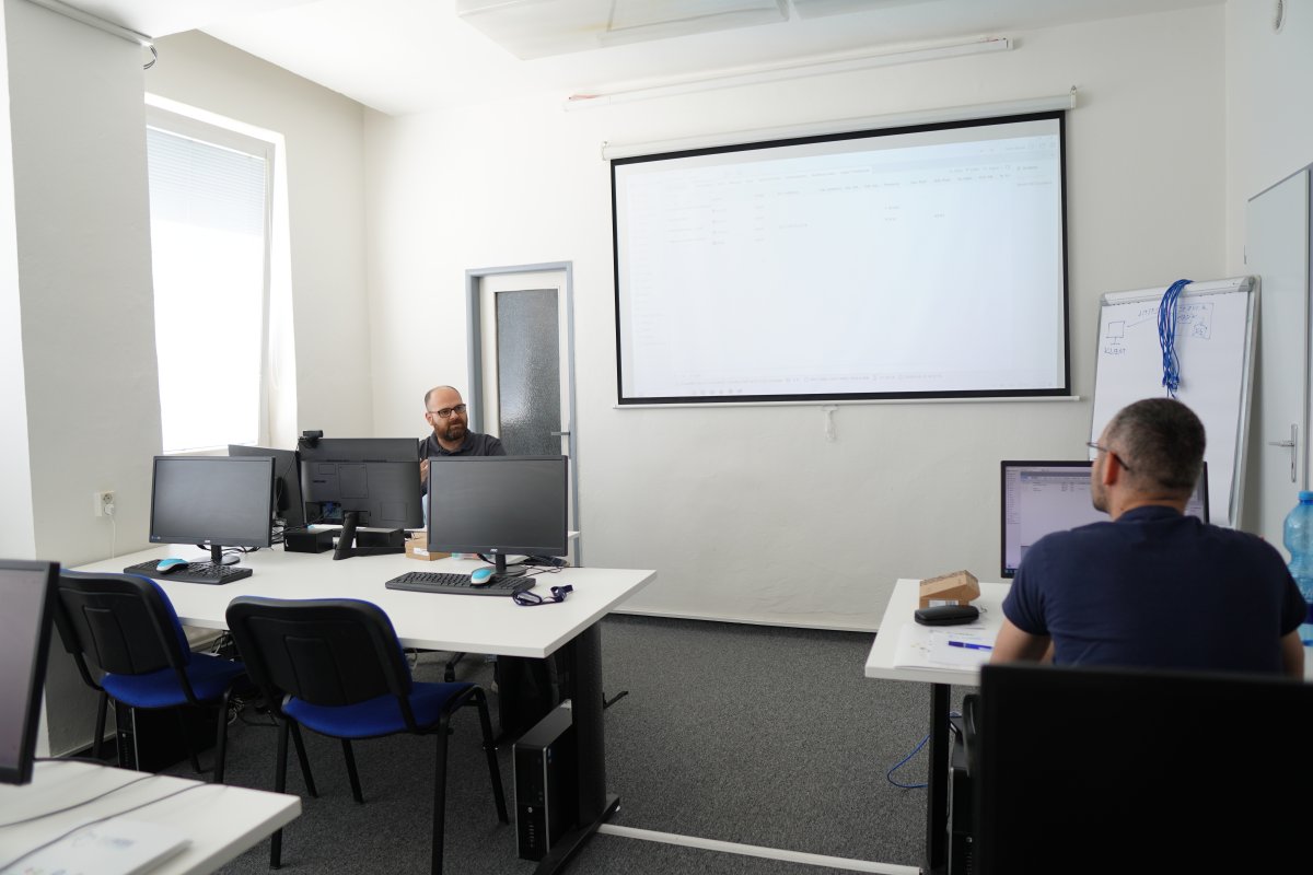 Priebeh kurzu MikroTik MTCTCE v učebni s projekciou na plátne