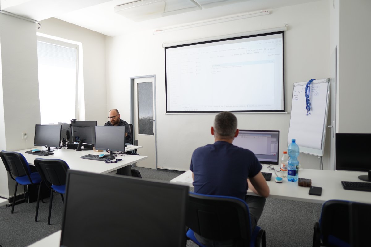 Priebeh kurzu MikroTik MTCTCE v učebni s projektorom a počítačmi