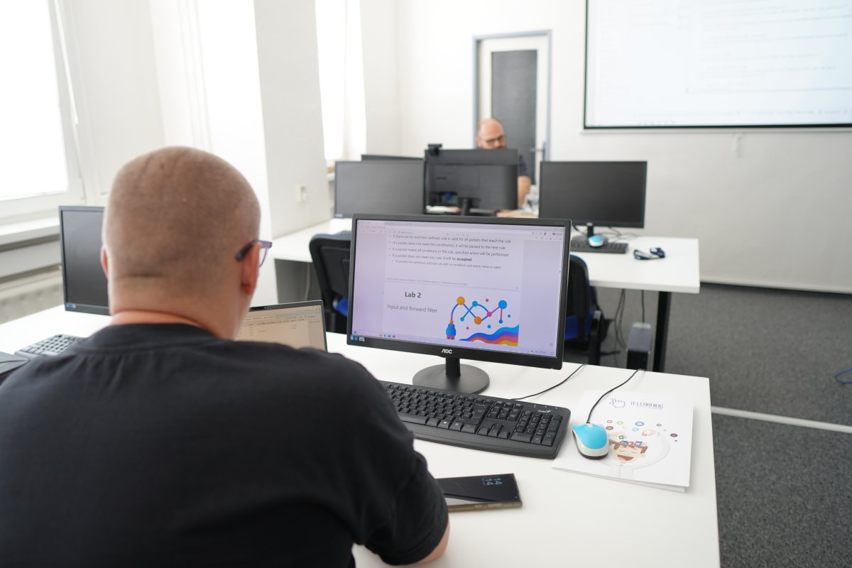 Priebeh kurzu MikroTik - práca s grafom sieťových vlien na monitore počítača