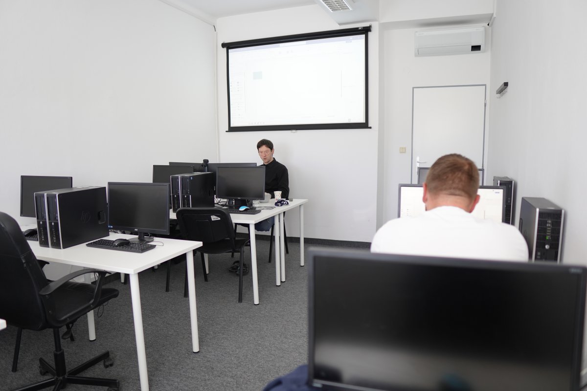 Priebeh kurzu Microsoft Visio - učebňa s počítačmi a projektom