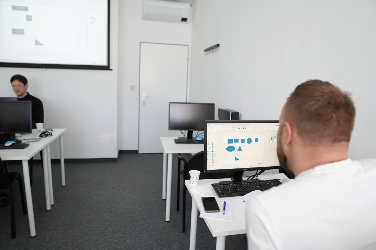 Priebeh kurzu Visio: práca s tvarmi a schémami v učebni s projektom na monitore