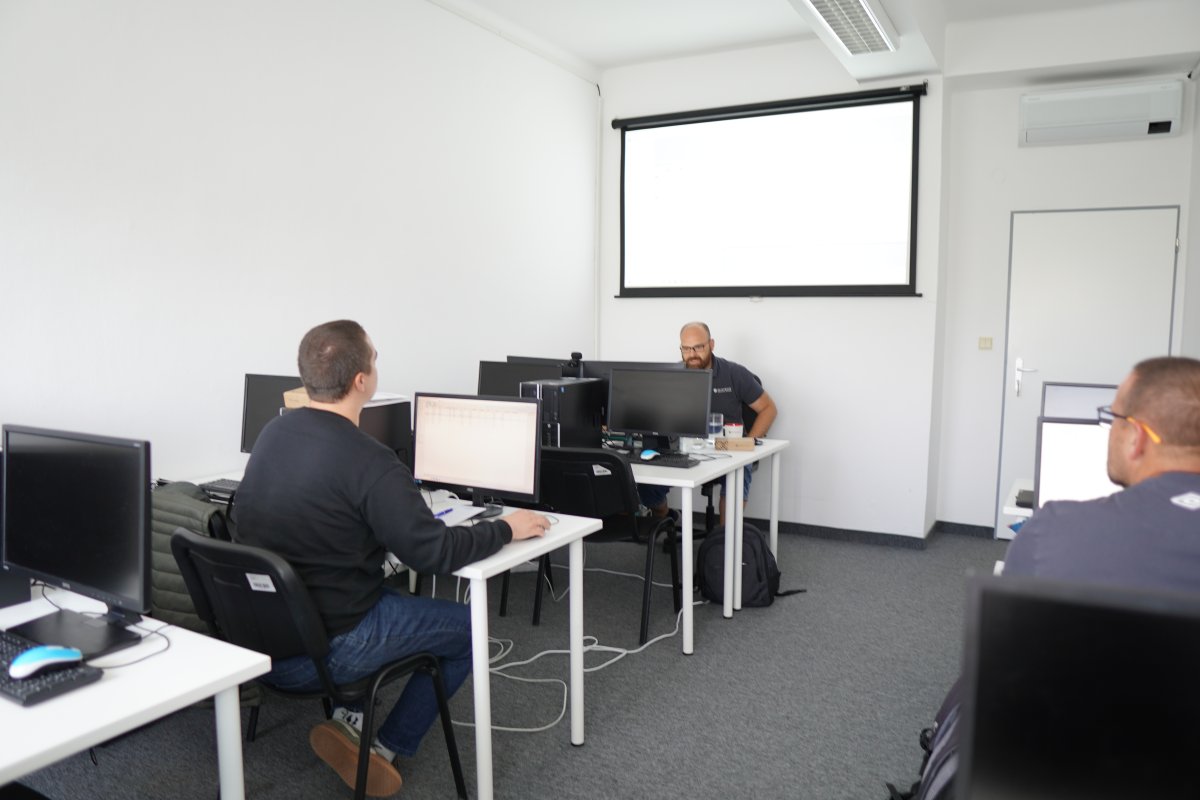 Priebeh kurzu MikroTik MTCSE v učebni s počítačmi a projektorom