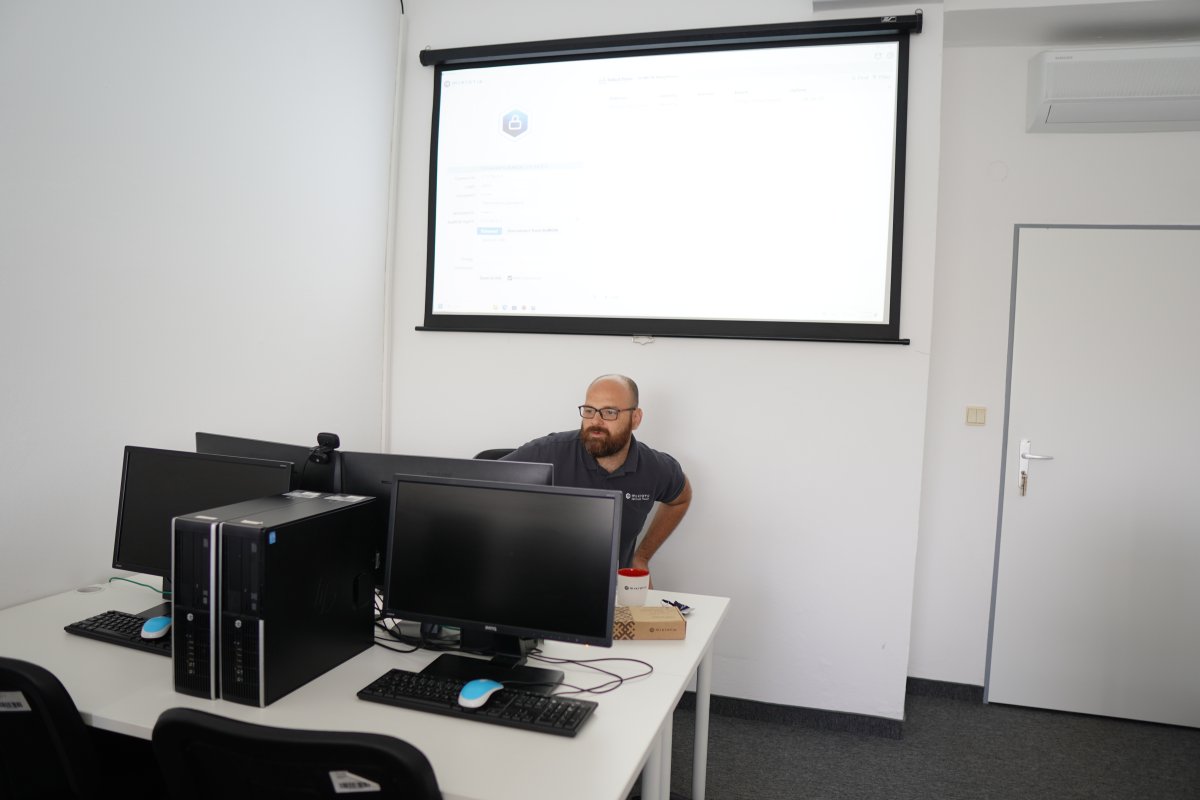 Priebeh kurzu MikroTik MTCSE v učebni s projektorom