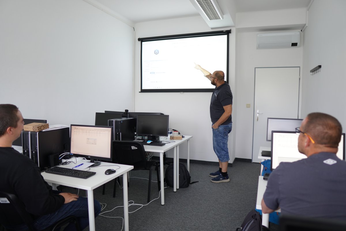 Priebeh kurzu MikroTik MTCSE v učebni s počítačmi a projektorom