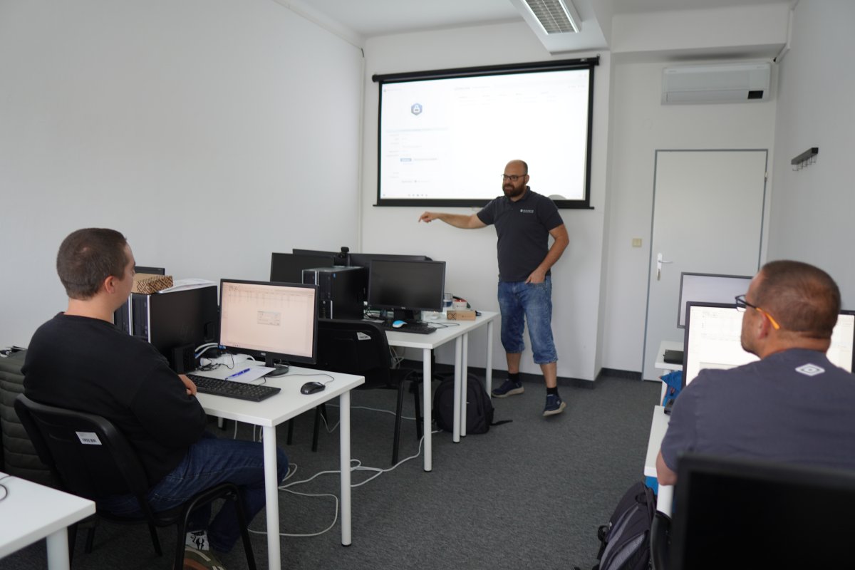 Priebeh kurzu MikroTik MTCSE - učebňa s počítačmi a projektorom