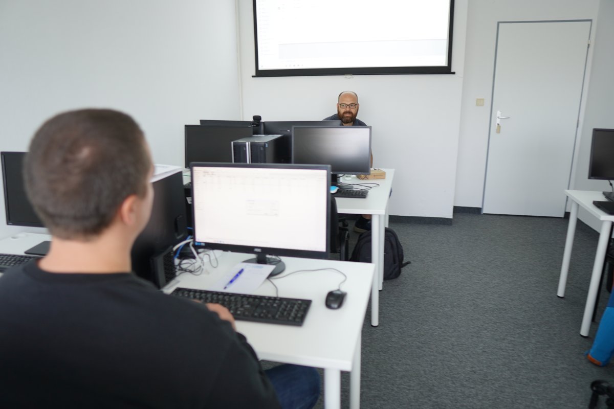 Priebeh kurzu MikroTik MTCSE v počítačovej učebni s pracovnými stanicami