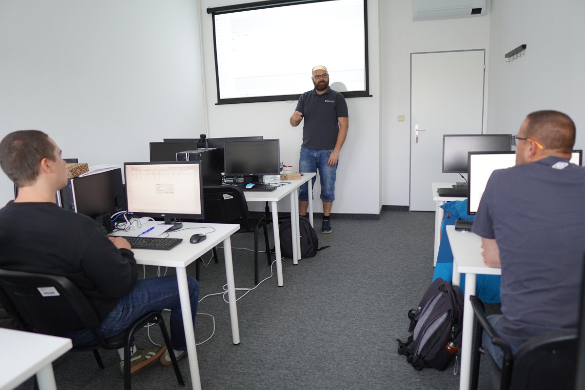 Priebeh kurzu MikroTik MTCSE v učebni s počítačmi a projektom