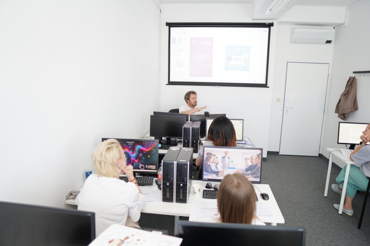 Priebeh kurzu Digitálny marketing II - učebňa s premietaním prezentácie na obrazovke