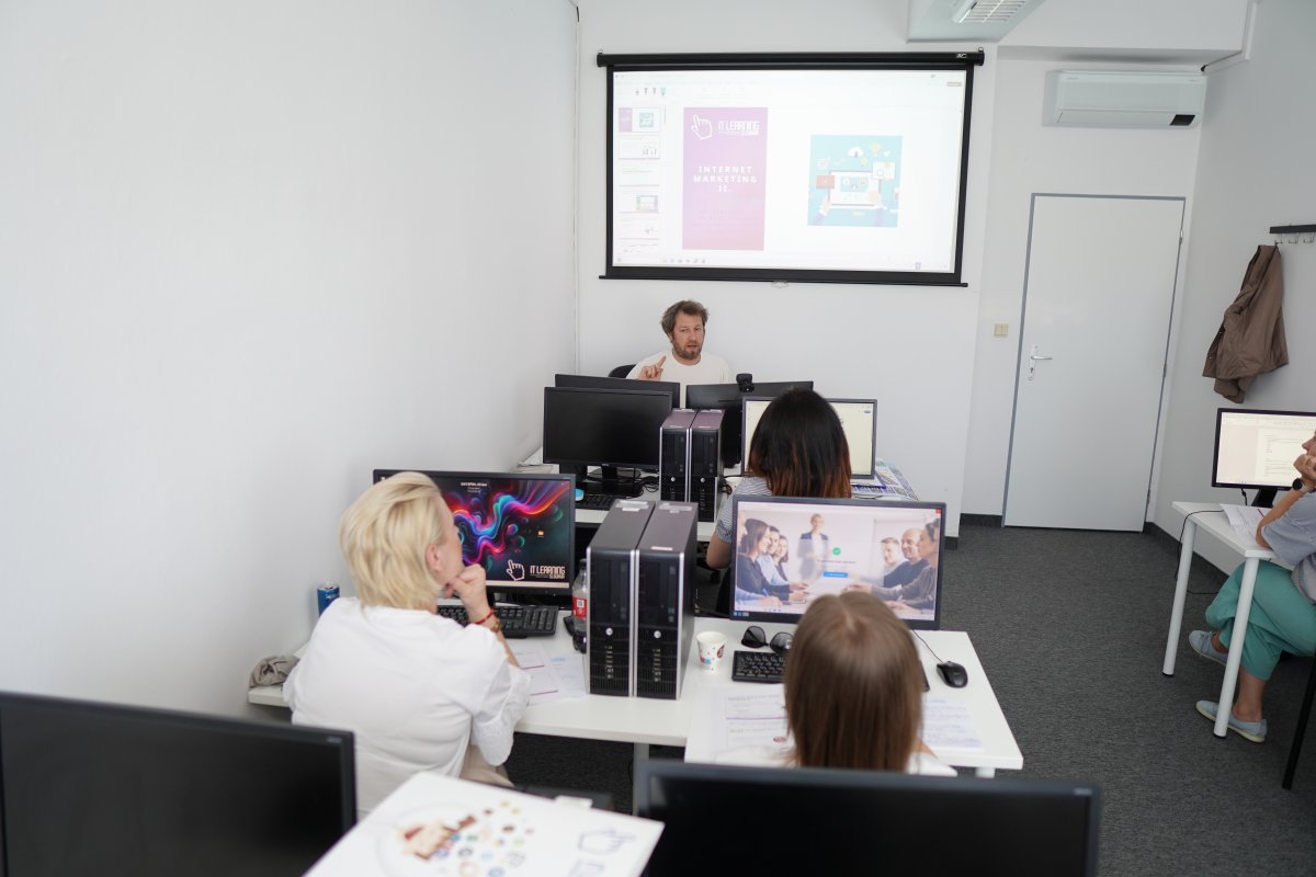 Priebeh kurzu Digitálny marketing II., projekcia stratégií webu a online marketingu na plátne