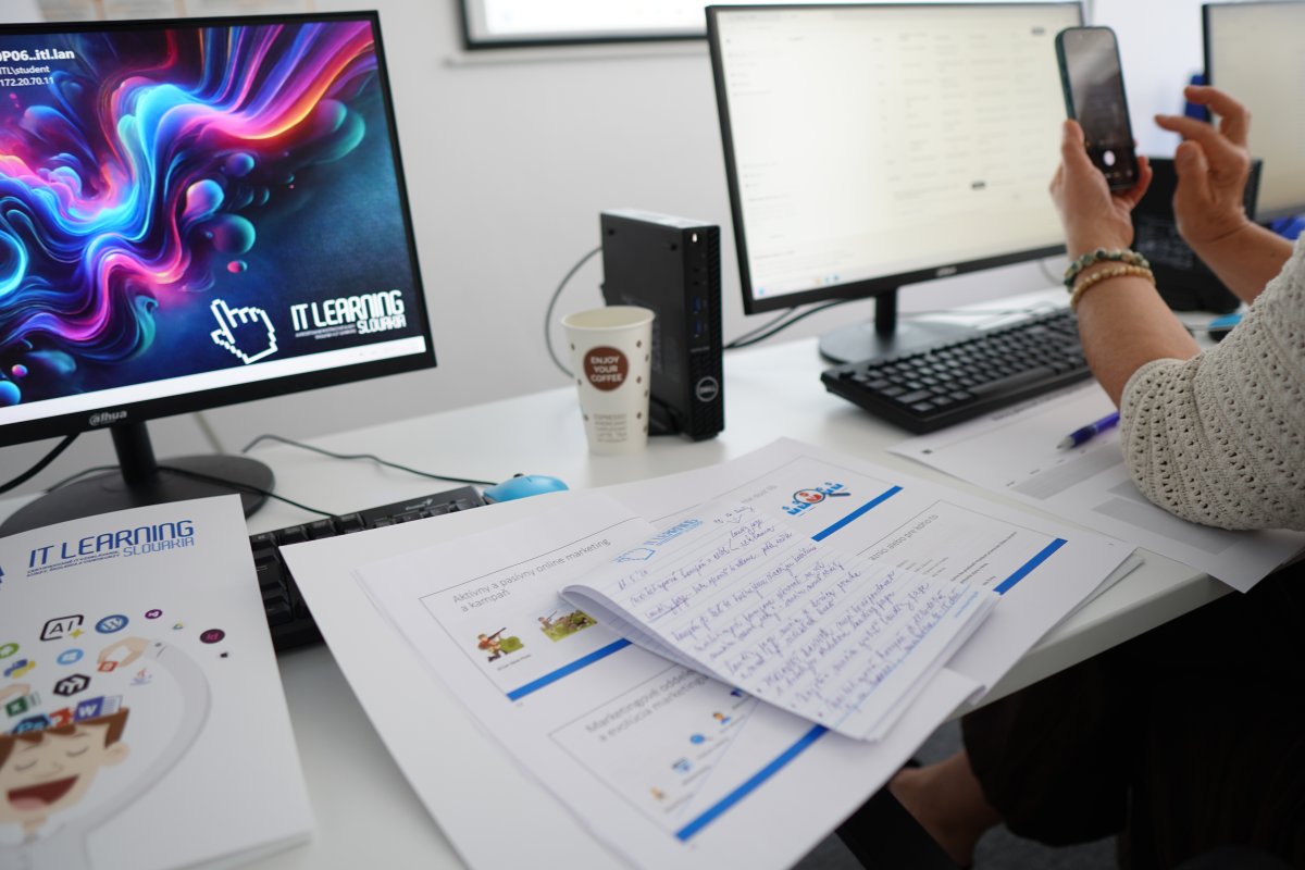 Priebeh kurzu Digitálny marketing III - práca s landing page, plánovanie kampane na počítači
