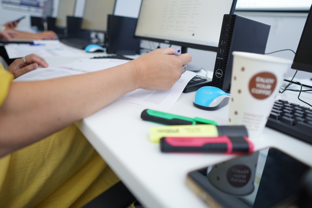 Priebeh kurzu Digitálny marketing III. - počítačová učebňa s monitormi a pracovným stolom