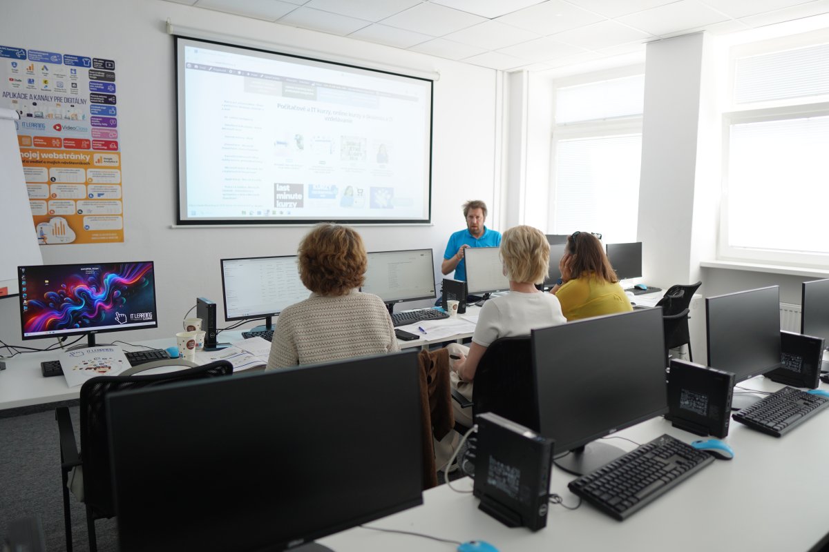 Priebeh kurzu Digitálny marketing III. v učebni s počítačmi a projektorom