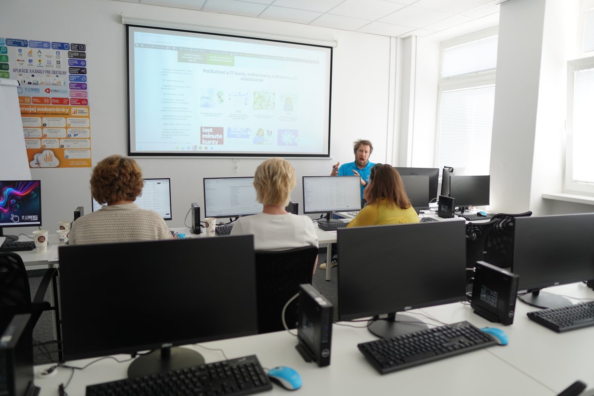 Priebeh kurzu Digitálny marketing III. v učebni s počítačmi a prezentáciou na projektorе