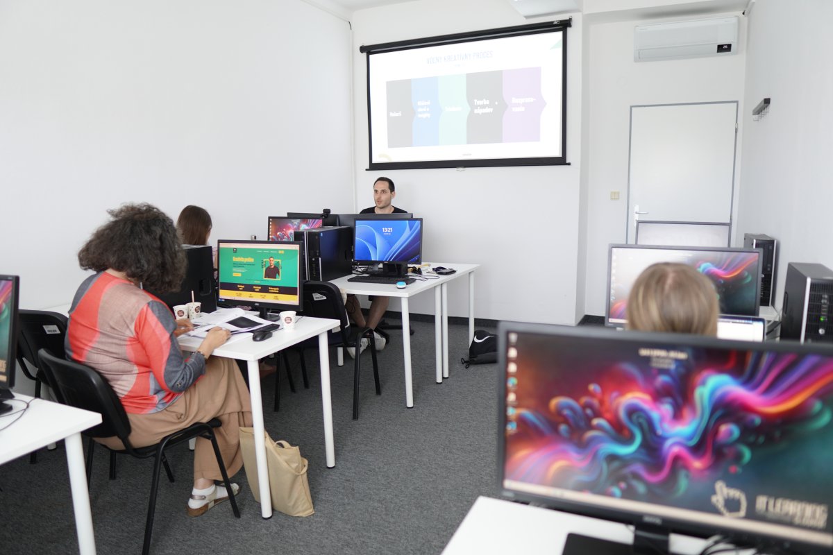 Priebeh kurzu Raketový Copywriting IV. v učebni s počítačmi a projektorom