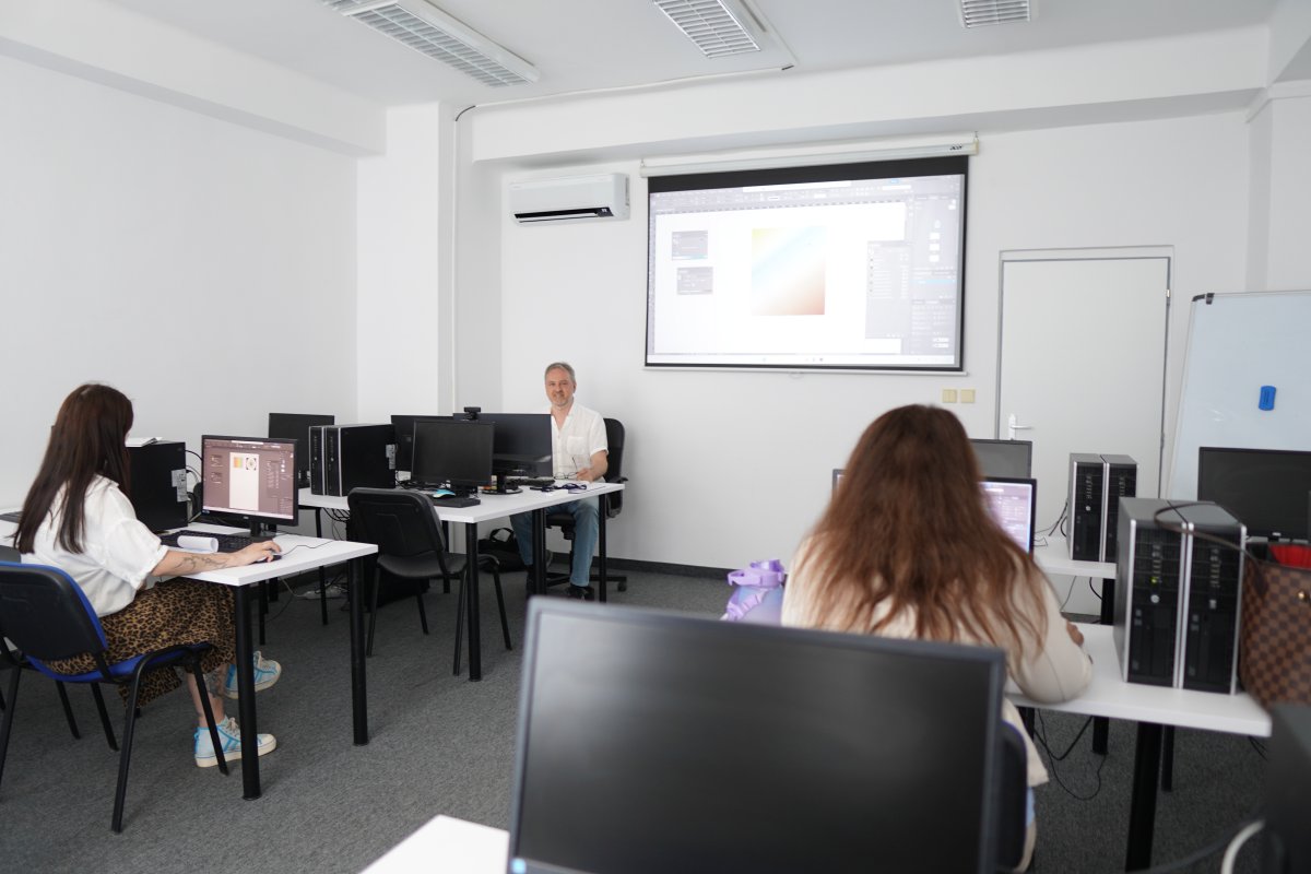 Priebeh kurzu Adobe InDesign - učebňa s počítačmi a projektom na obrazovke