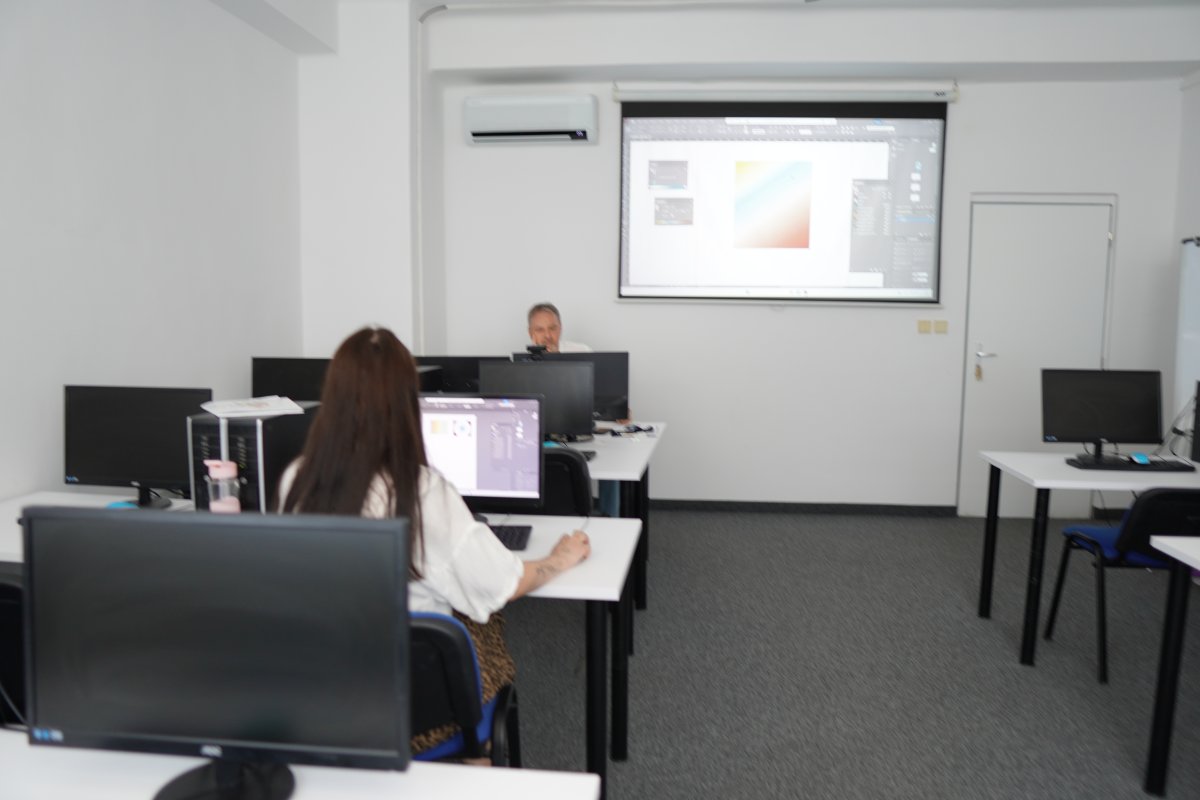 Priebeh kurzu Adobe InDesign - učebňa s počítačmi a projektom na obrazovke