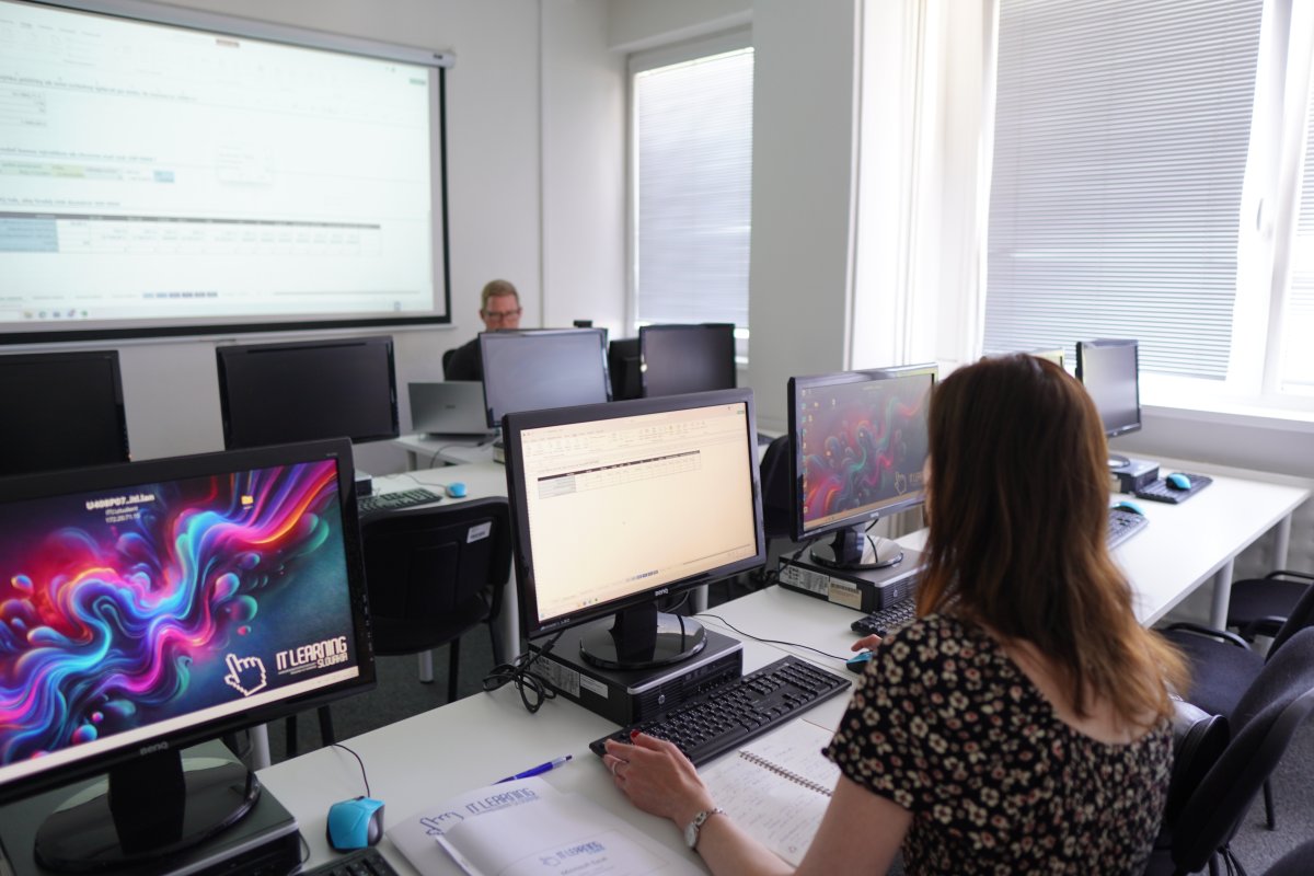 Priebeh kurzu Excel III - učebňa s počítačmi a projektom na obrazovke