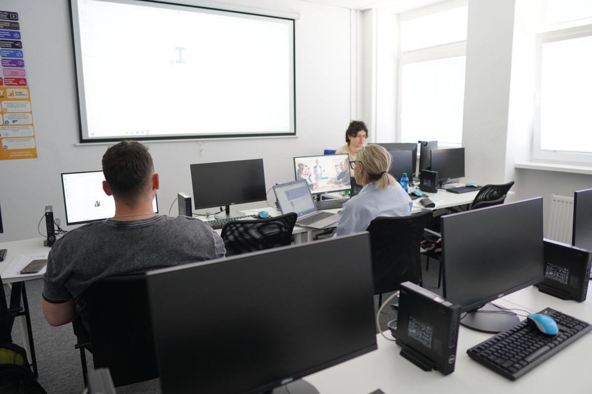 Priebeh kurzu Facebook marketing II v počítačovej učebni s monitormi a projektom