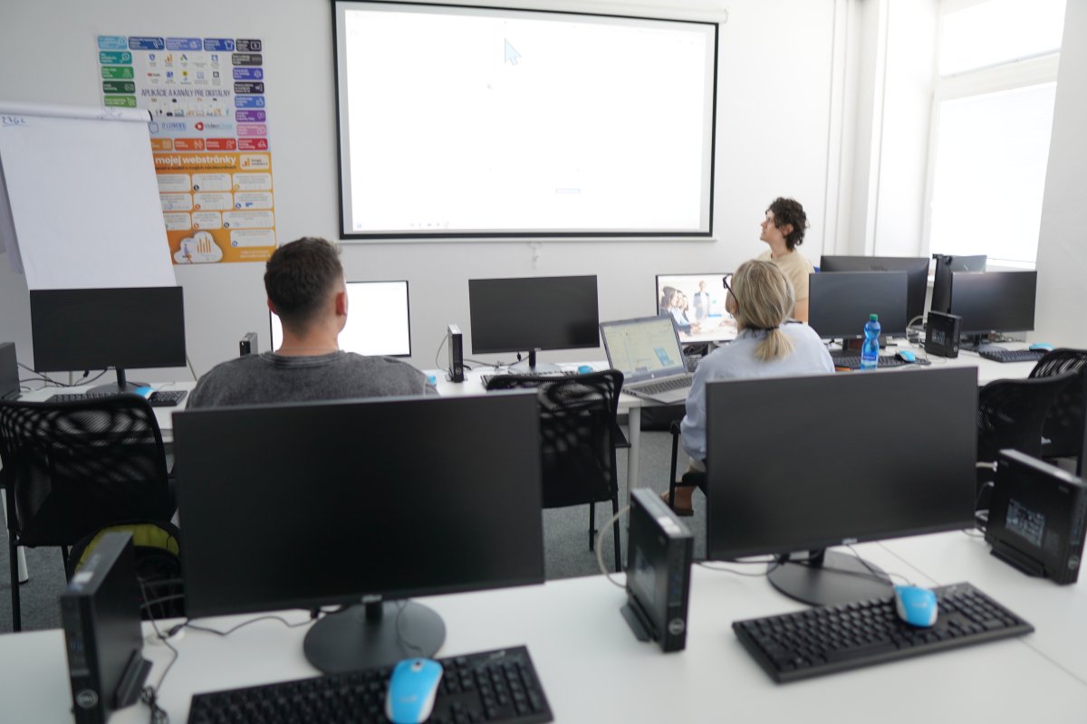 Priebeh kurzu Facebook marketing II. - učebňa s počítačmi a projekčnou obrazovkou