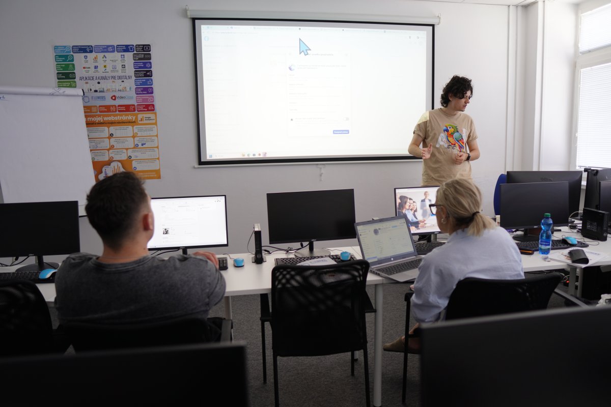 Priebeh kurzu Facebook marketing II. – učebňa s počítačmi a interaktívnou tabuľou