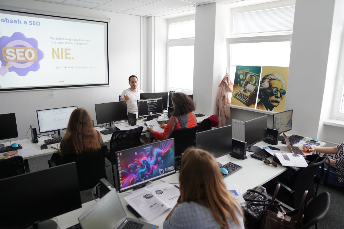 Priebeh kurzu Raketový Copywriting - učebňa s prezentáciou o SEO na projektorе