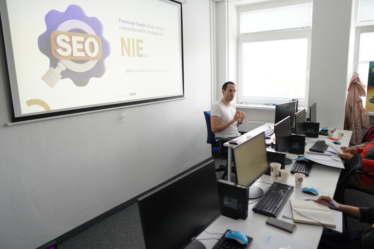 Priebeh kurzu Raketový Copywriting - slajd o SEO penalizácii s logom na projektore v učebni