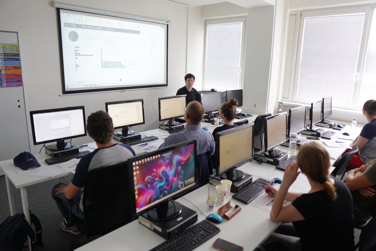 Priebeh kurzu Power BI - učebňa s počítačmi a premietaním grafov a tabuliek