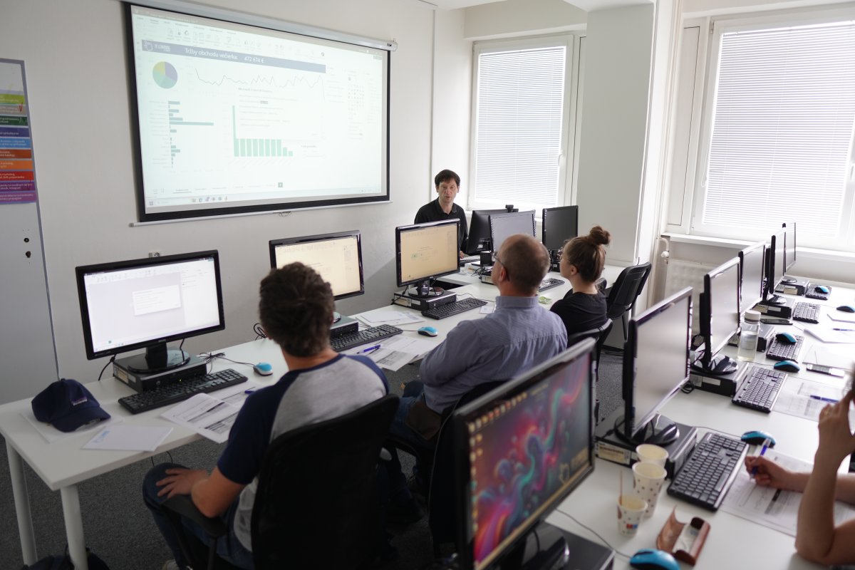 Priebeh kurzu Power BI - učebňa s počítačmi a analytickými grafmi na projektore