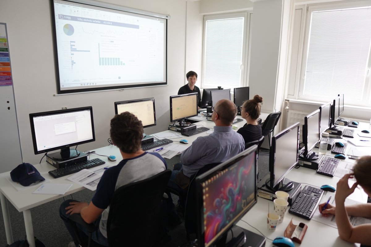 Priebeh kurzu Power BI - učebňa s grafmi a analýzami na obrazovke