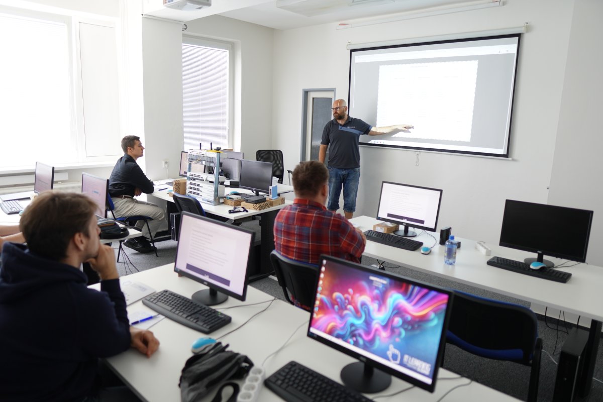 Priebeh kurzu MikroTik MTCNA v učebni s počítačmi a projektorom