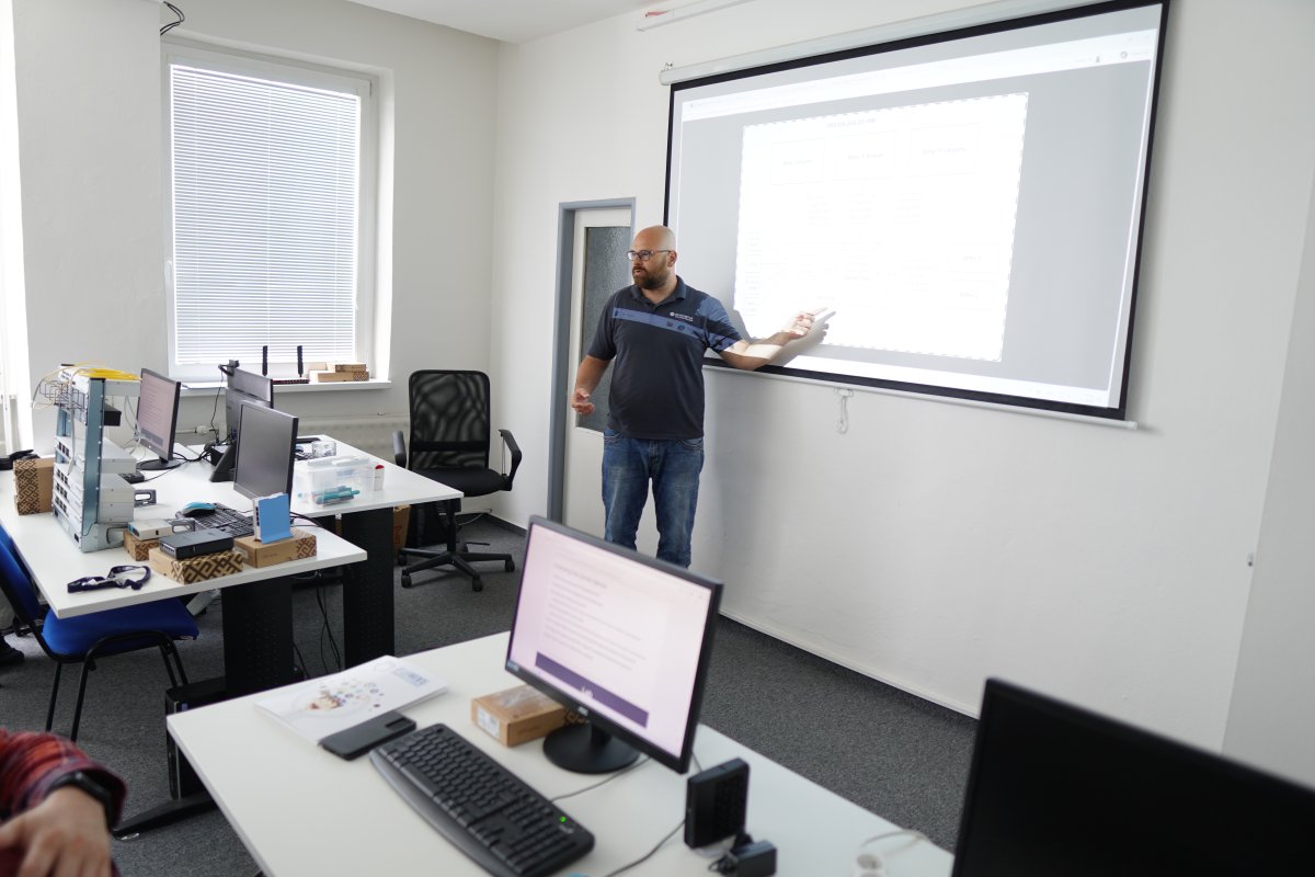 Priebeh kurzu MikroTik MTCNA v učebni s premietačom a pracovnými stanicami