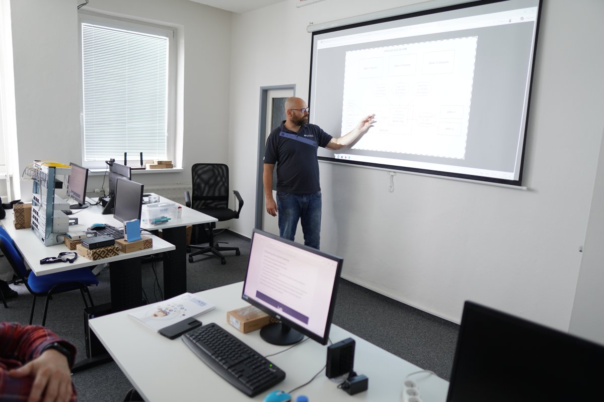 Priebeh kurzu MikroTik MTCNA v učebni s projektorom