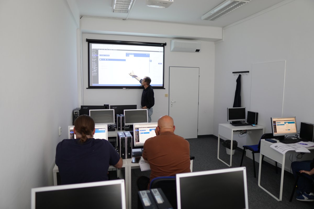 Priebeh kurzu WordPress II - učebňa s počítačmi a projektom na obrazovke