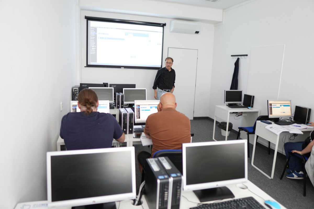 Priebeh kurzu WordPress II - učebňa s počítačmi a projekciou na plátne