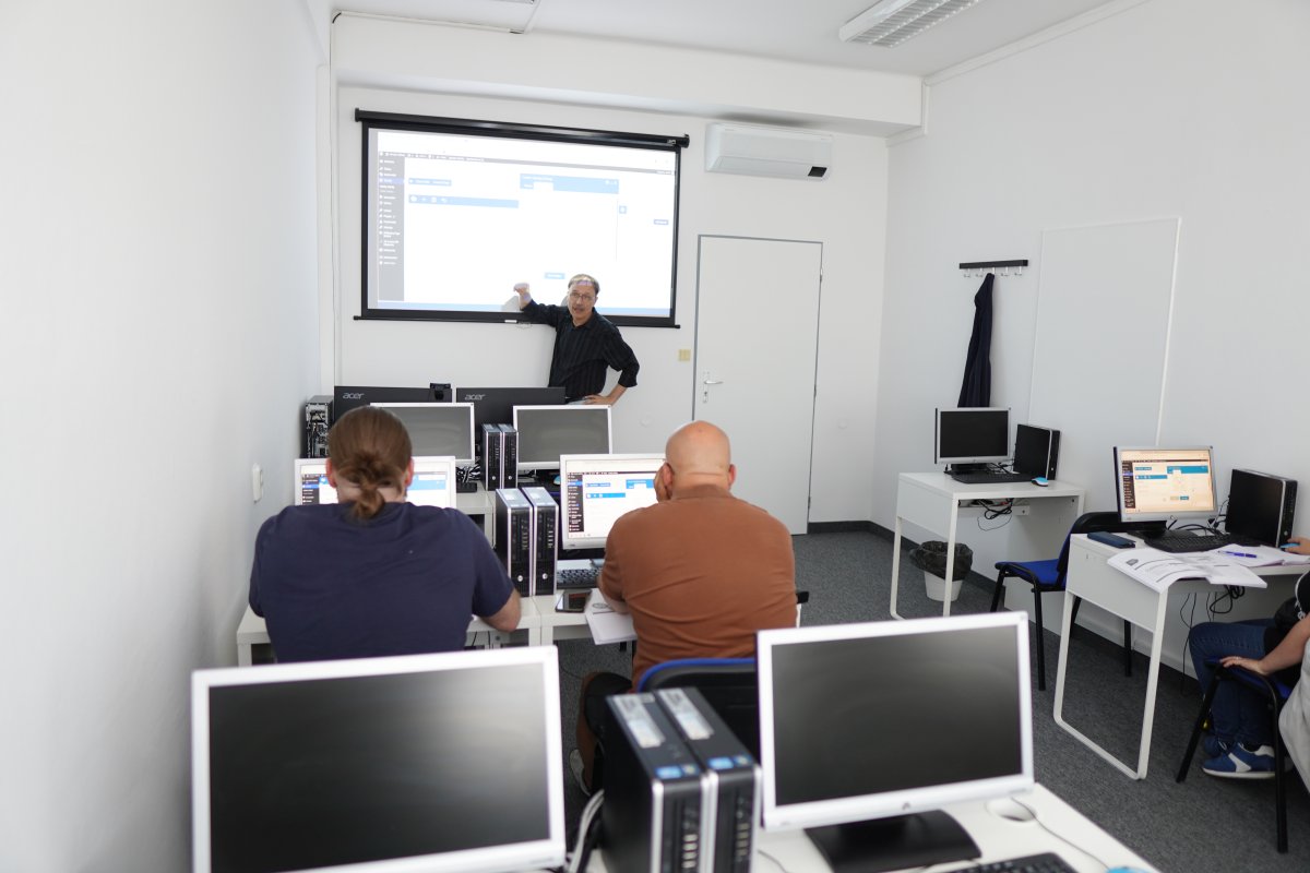 Priebeh kurzu WordPress II - učebňa s počítačmi a projektorom s webovým rozhraním