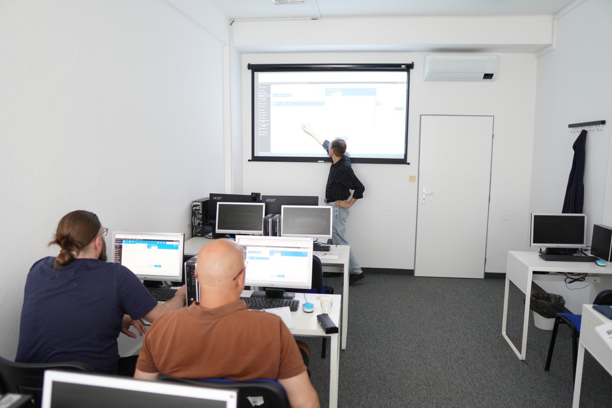Priebeh kurzu WordPress II - výuka v učebni s projekciou webového rozhrania na plátne