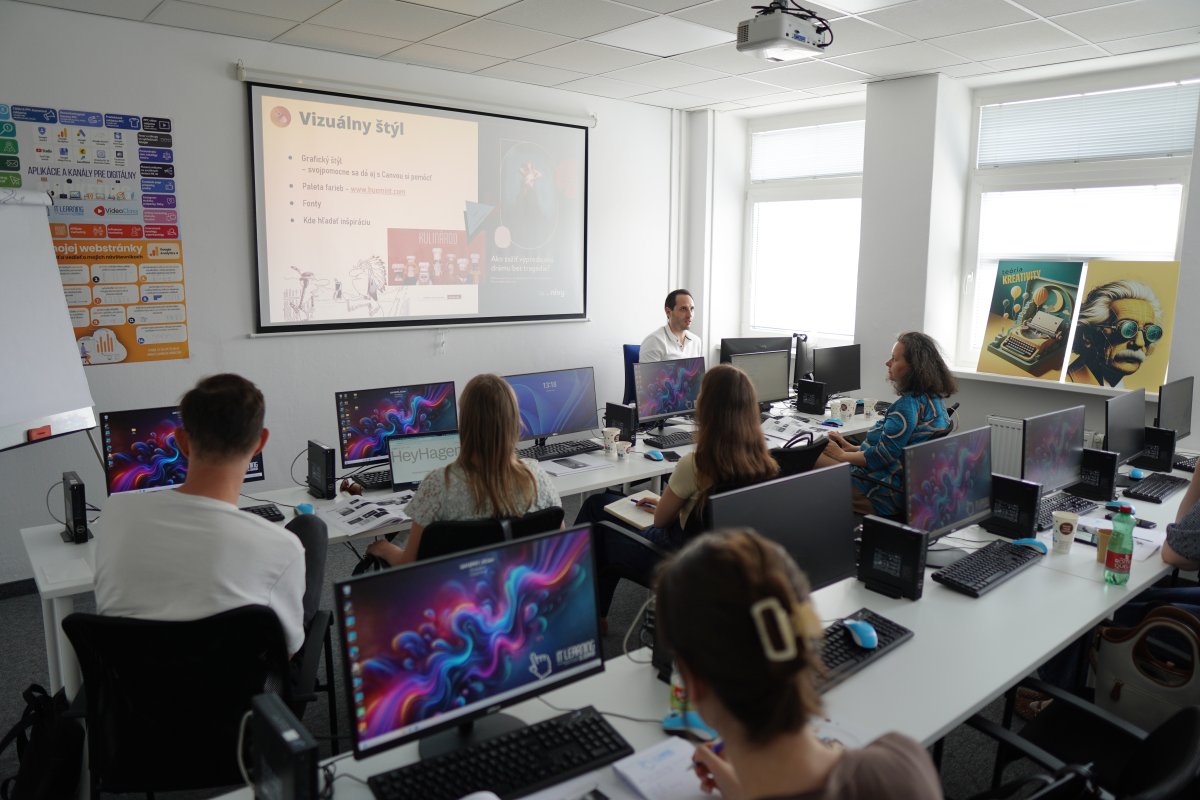 Priebeh kurzu Raketový Copywriting - prednáška o vizuálnom štýle a brandingu v učebni s projektorom