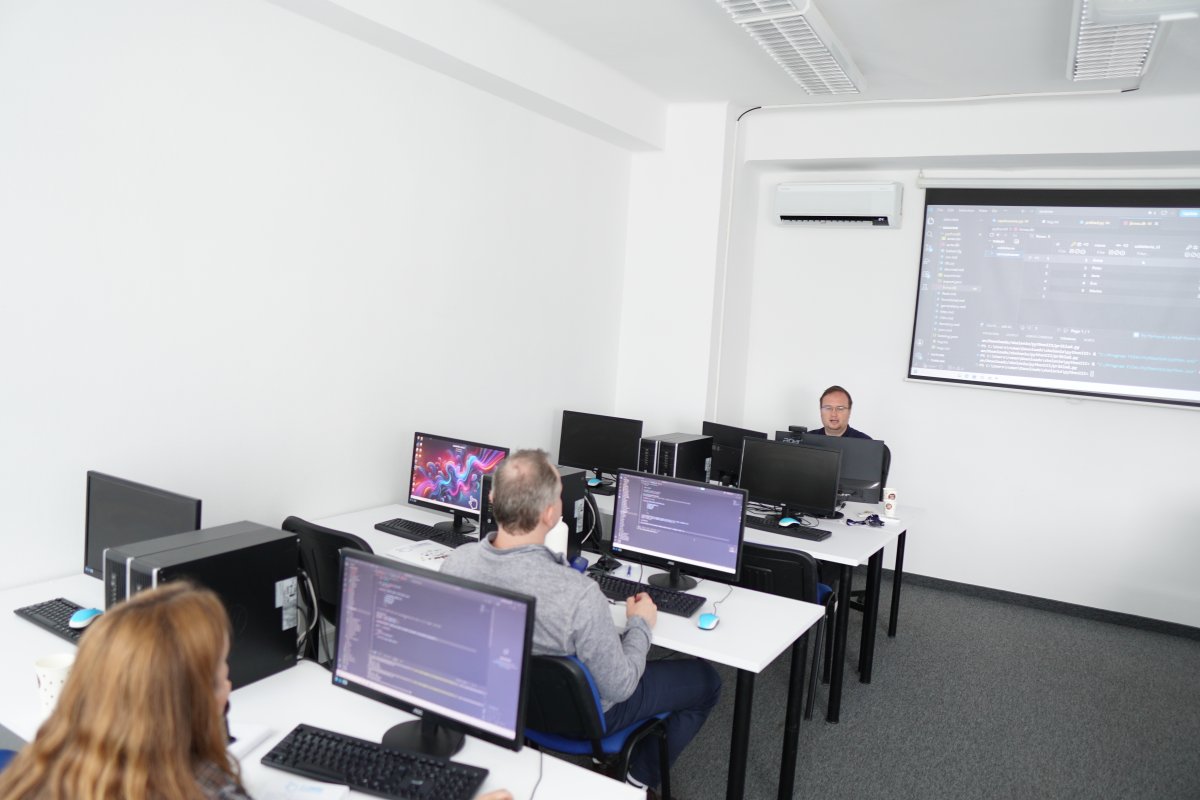 Priebeh kurzu Python III - učebňa s počítačmi a kód na monitoroch
