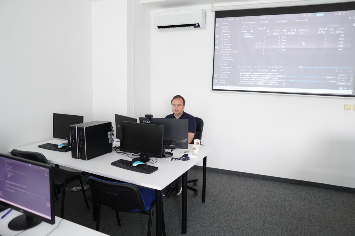 Priebeh kurzu Python III so spusteným kódom na projektore